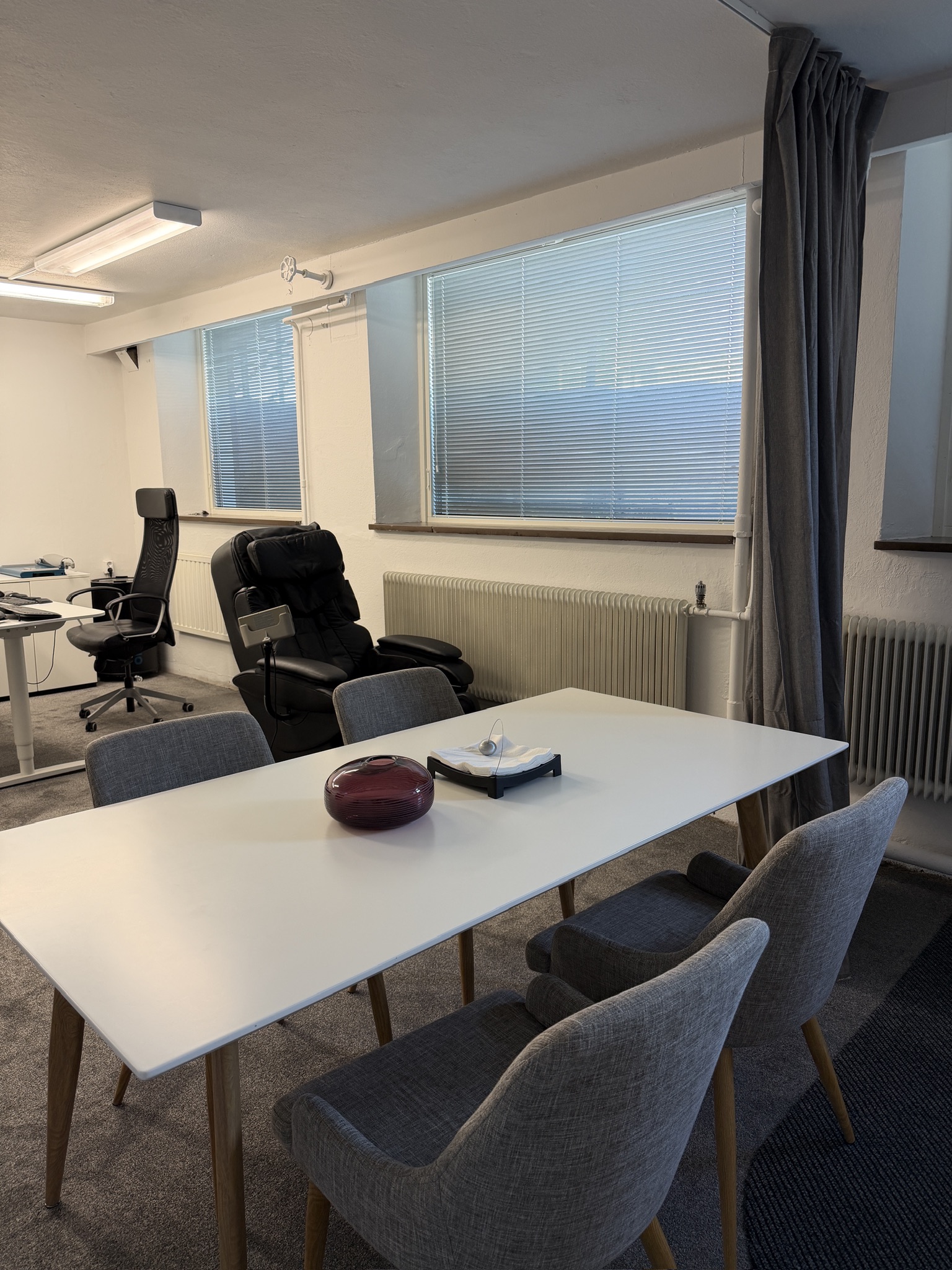 Mötesrum med konferensbord