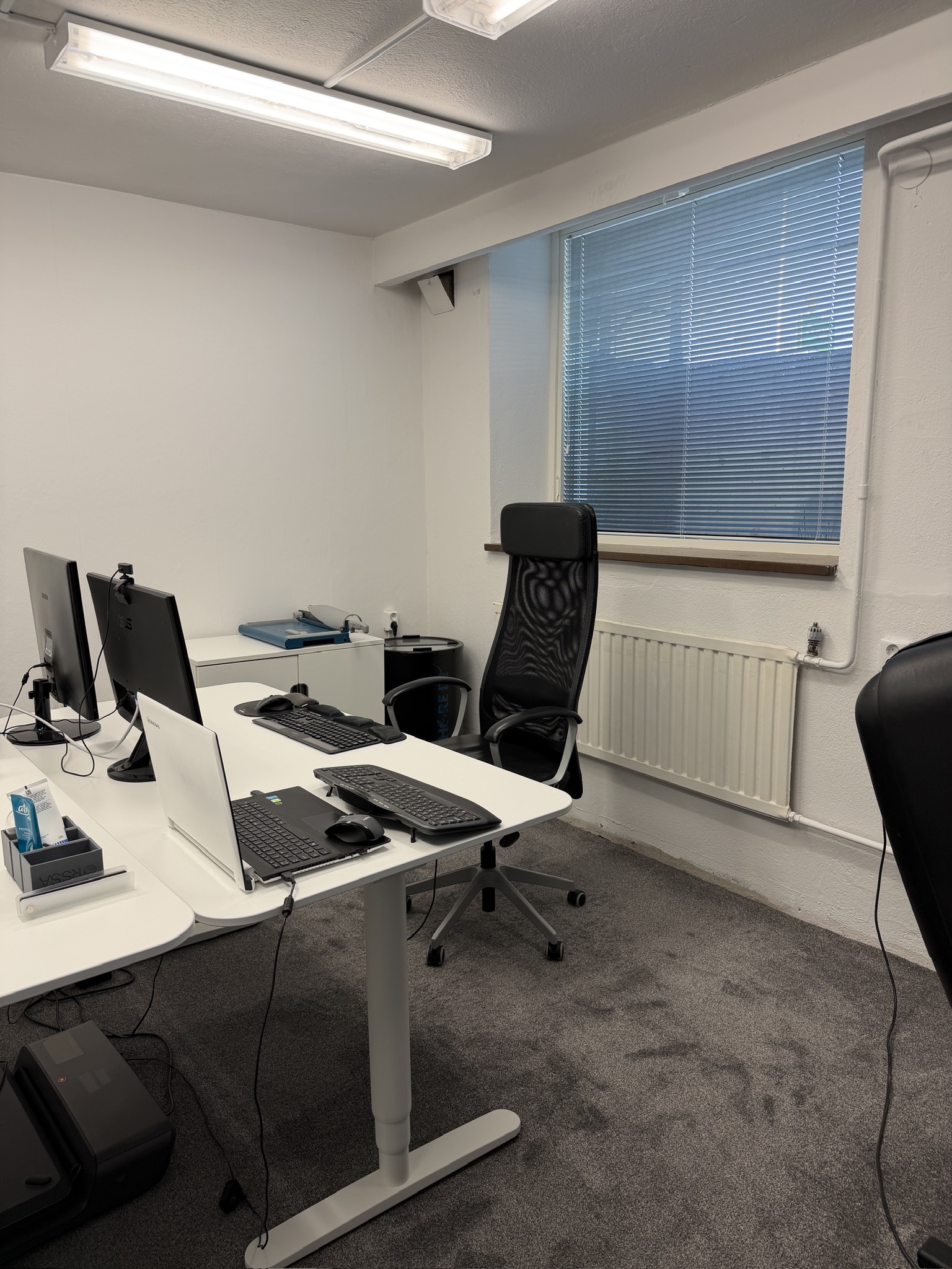 Arbetsplats med skrivbord och stol